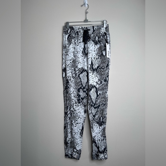 NEW! BB Dakota Casiana Pants Joggers French Terry B&W Snake Print Size 0 NWT - Picture 2 of 11